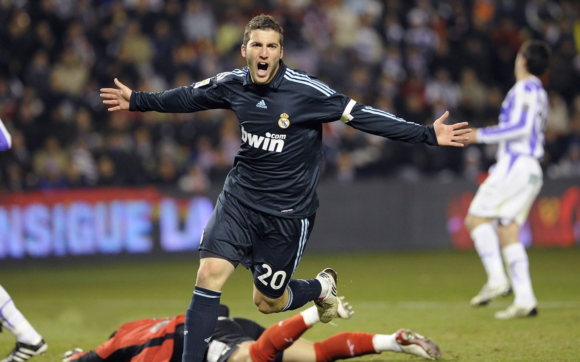 突尼斯制霸阿根廷，三笘薰如何以攻防两端的统治力重写亚洲足球叙事