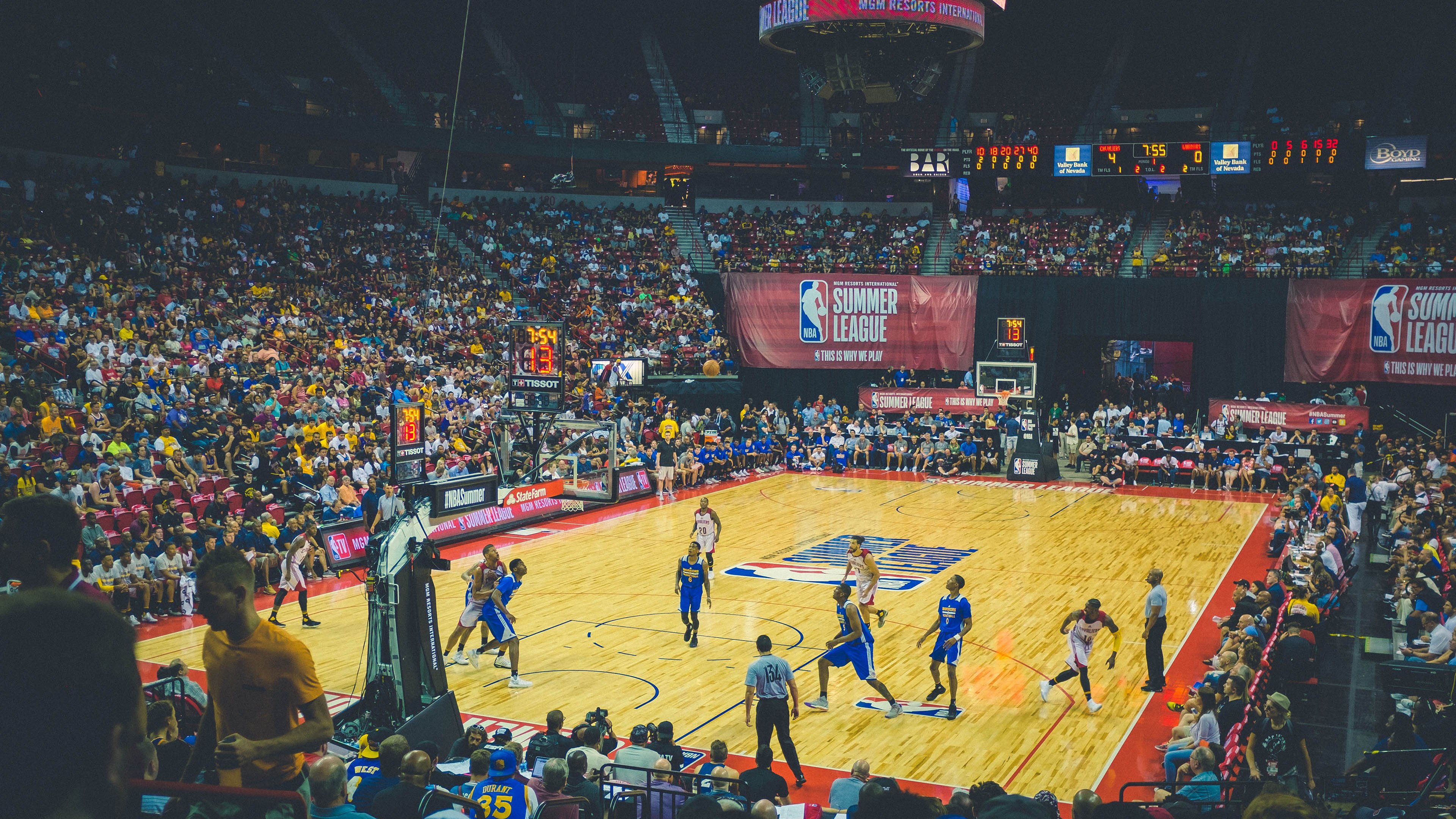 福克斯赛道狂飙接管F1揭幕战，广厦铁血防守粉碎掘金神话